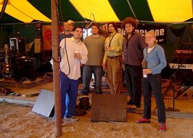 moe_band_groupshot